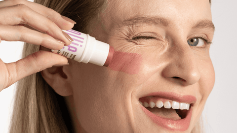 Blush cremoso: saiba em quais áreas do rosto e como aplicar